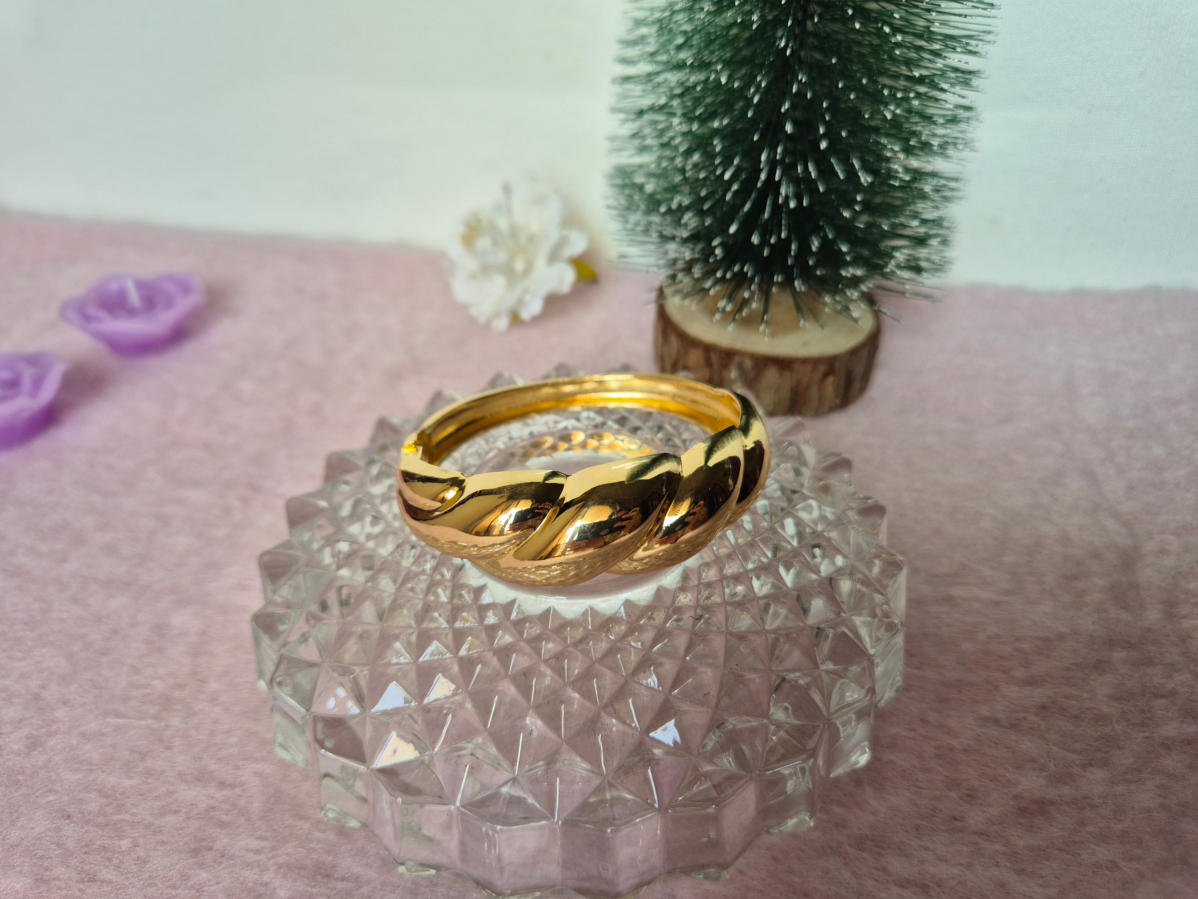 Luna Twist Gold Cuff Bracelet (Anti-Tanish)