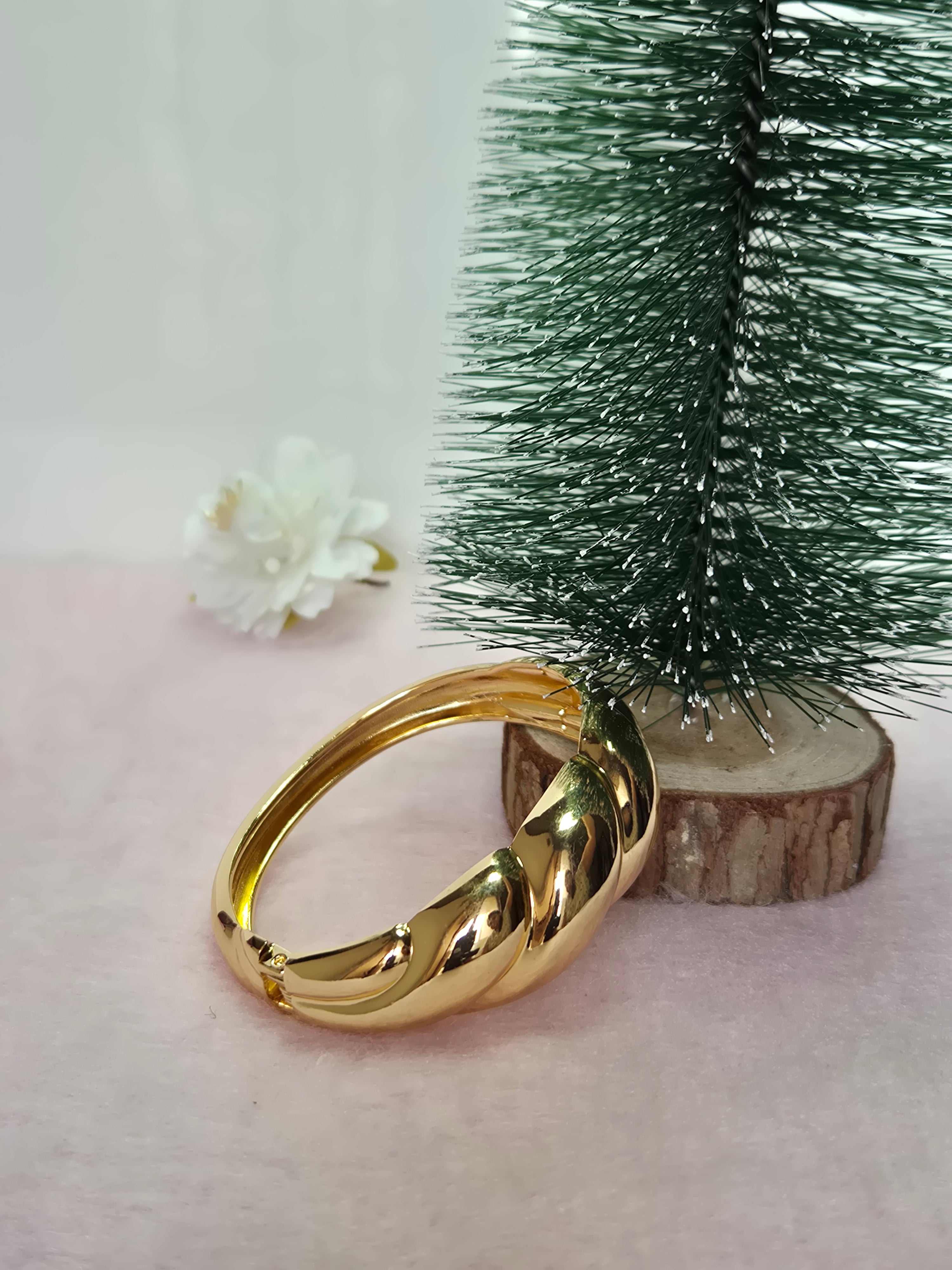 Luna Twist Gold Cuff Bracelet (Anti-Tanish)